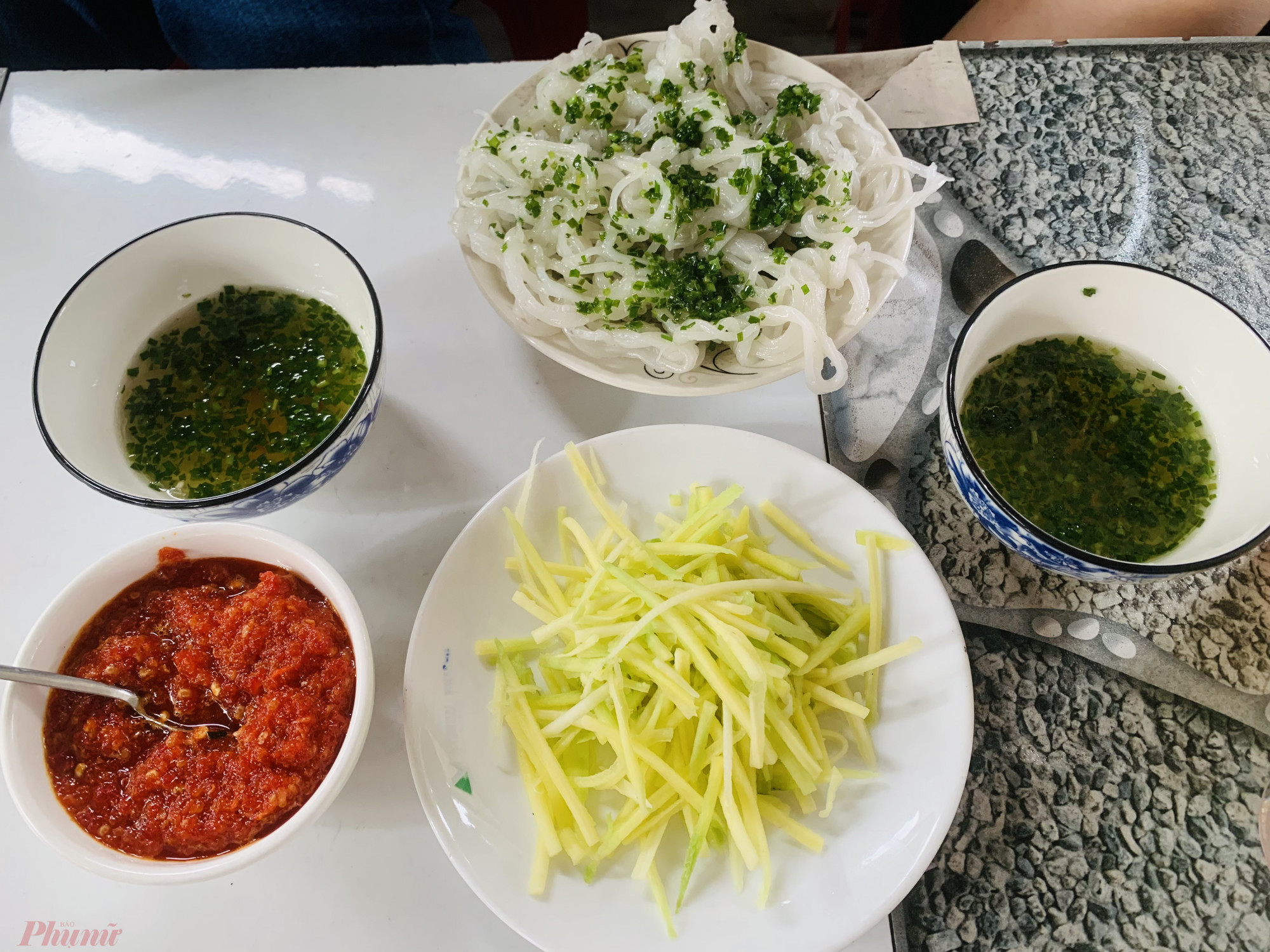 B&aacute;nh d&acirc;y l&agrave; một m&oacute;n ăn b&igrave;nh d&acirc;n, quen thuộc của người d&acirc;n nơi đ&acirc;y. Sau khi b&aacute;nh được xếp v&agrave;o dĩa, người b&aacute;n sẽ thoa l&ecirc;n tr&ecirc;n một lớp mỡ hẹ. B&aacute;nh ăn k&egrave;m với xo&agrave;i b&agrave;o sợi, nước mắm th&ecirc;m ch&uacute;t ớt. Đặc biệt, tại qu&aacute;n của chị Phượng c&ograve;n c&oacute; nước c&aacute; ngừ kho mẳn. Qu&aacute;n chị Phượng b&aacute;n từ 13g &ndash; 18g h&agrave;ng ng&agrave;y