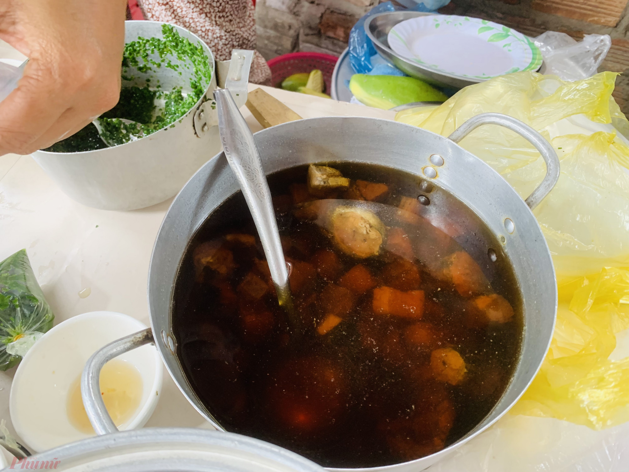 Nồi c&aacute; kho mẳn được chị kho bằng muốn hột n&ecirc;n đậm vị, thơm hơn v&igrave; vị c&aacute; ra trong qu&aacute; tr&igrave;nh kho.