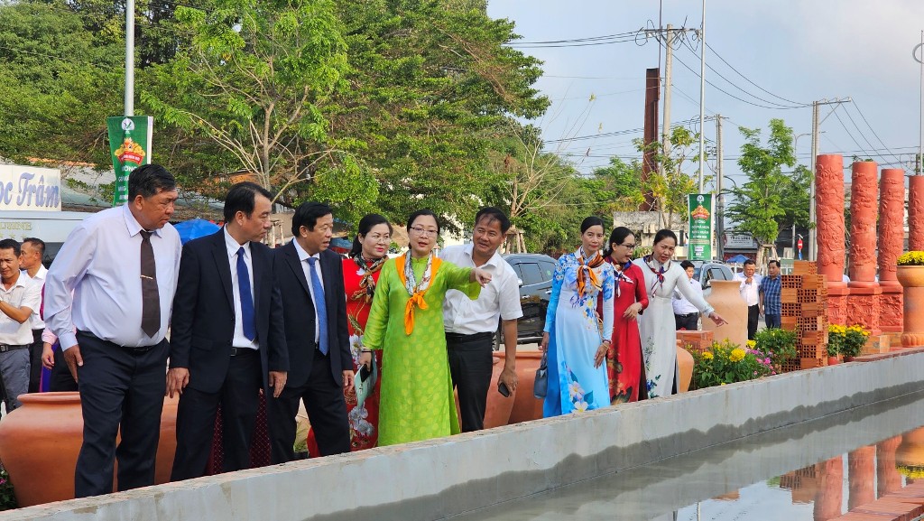 B&iacute; thư Tỉnh ủy B&ugrave;i Văn Nghi&ecirc;m, Chủ tịch UBND tỉnh Lữ Quang Ngời v&agrave; c&aacute;c đại biểu của tỉnh Vĩnh Long tham quan đường gốm đỏ v&agrave; hoa d&agrave;i nhất Việt Nam.