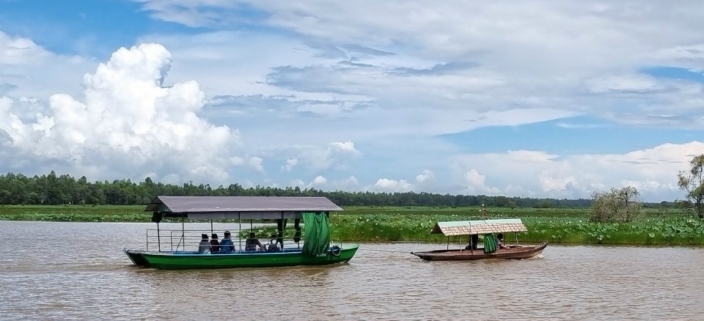 Dịch vụ xuồng k&eacute;o phục vụ du kh&aacute;ch tại Khu du lịch Tr&agrave;m Chim (huyện Tam N&ocirc;ng, tỉnh Đồng Th&aacute;p)