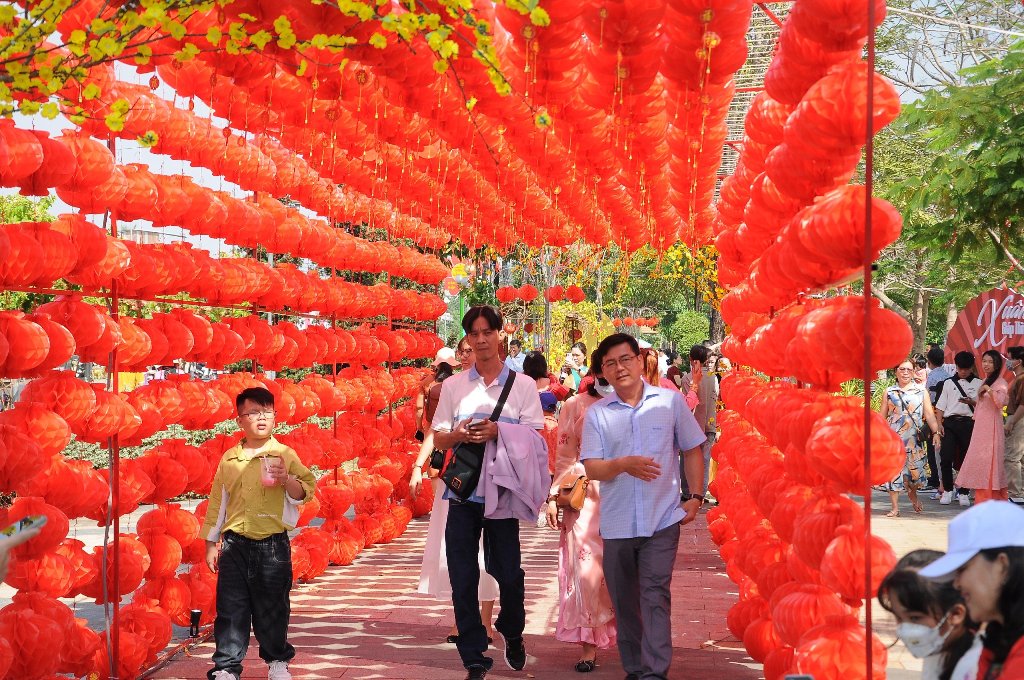 Vườn hoa tọa lạc tại C&ocirc;ng vi&ecirc;n s&ocirc;ng Hậu (phường C&aacute;i Khế, quận Ninh Kiều, TP Cần Thơ), d&agrave;i khoảng 200m, được thiết kế với 14 tiểu cảnh mang h&igrave;nh ảnh tết xưa, linh vật rồng... l&agrave; một trong những điểm thu h&uacute;t kh&aacute;ch tham quan, vui chơi dịp tết