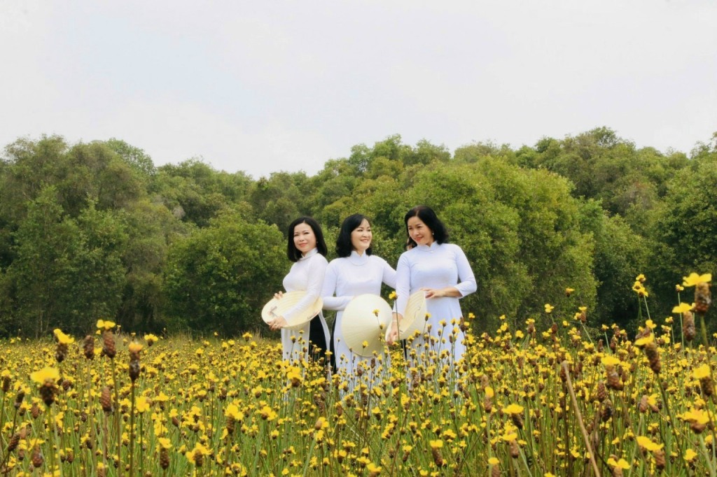 Đến với Khu du lịch Tr&agrave;m Chim, du kh&aacute;ch c&ograve;n được trải nghiệm dịch vụ ngắm hoa Ho&agrave;ng đầu ấn (khu A4) kết hợp tham quan m&ocirc; h&igrave;nh ong lấy mật, thưởng thức tr&agrave; mật ong