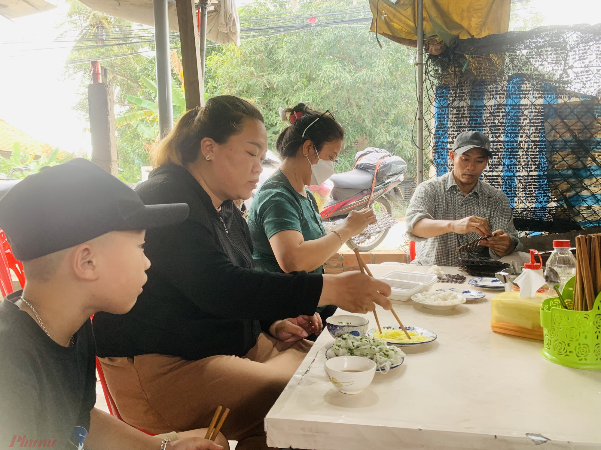 Với gi&aacute; b&aacute;n chỉ từ 10.000 - 20.000 đồng/dĩa lại ngon miệng n&ecirc;n qu&aacute;n c&oacute; nhiều thực kh&aacute;ch gh&eacute; đến