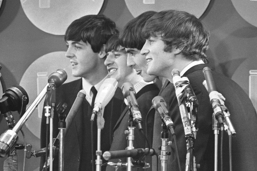 The Beatles trong một  buổi họp b&aacute;o năm 1964