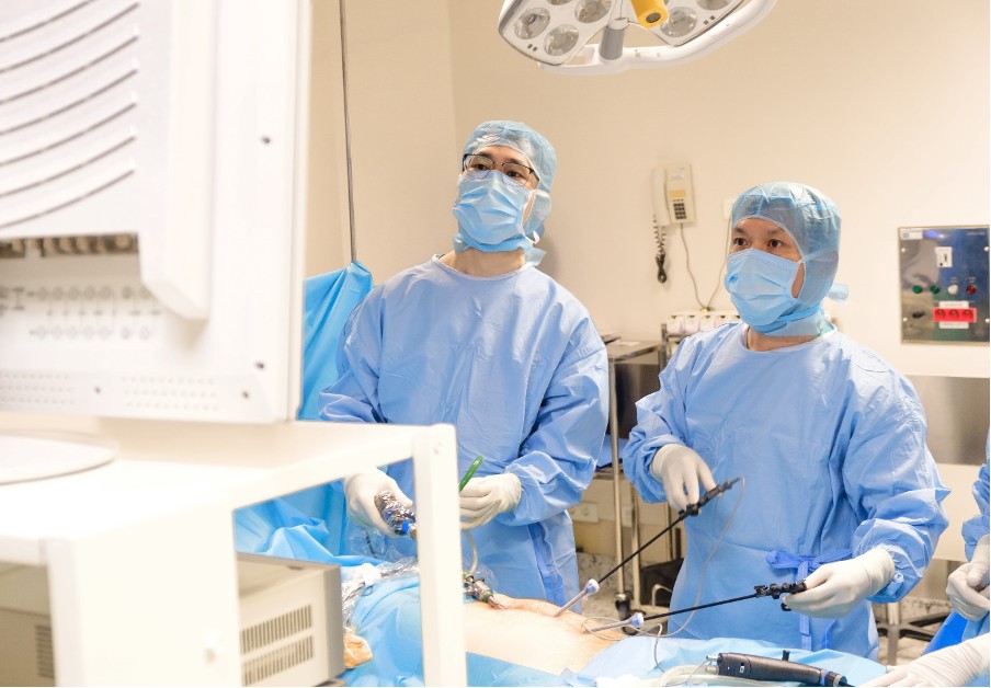 C&aacute;c b&aacute;c sĩ Bệnh viện FV đang thực hiện phẫu thuật cắt tạo h&igrave;nh dạ d&agrave;y h&igrave;nh ống - Ảnh do bệnh viện cung cấp