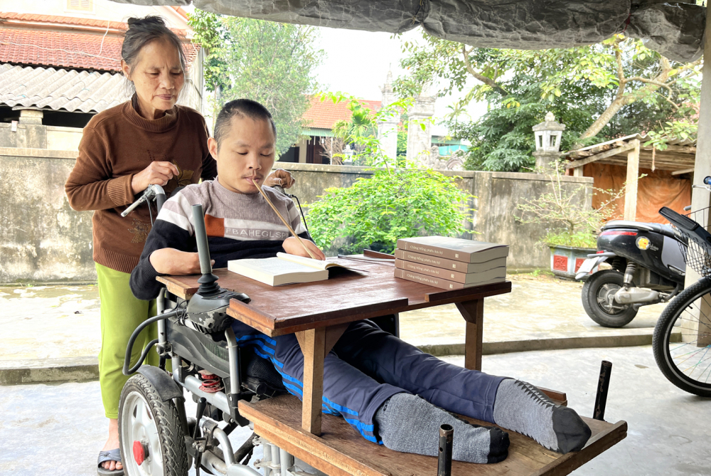 Anh Phạm Sỹ Long kể cho mẹ nghe những trải nghiệm khi một m&igrave;nh đi phượt bằng xe lăn