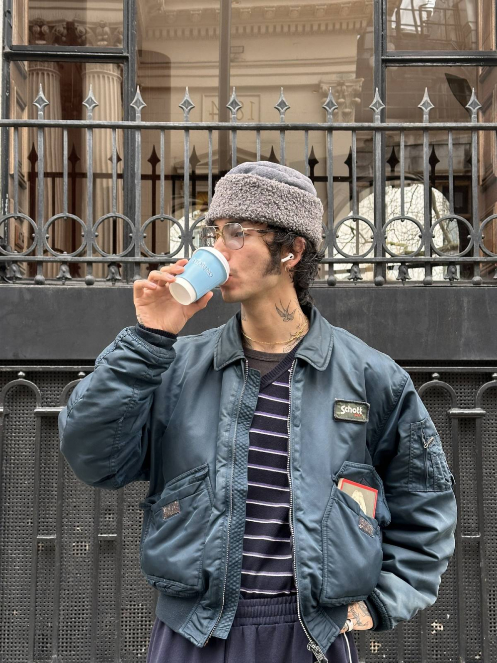 Gus - l&agrave; một nh&agrave; s&aacute;ng tạo nội dung v&agrave; l&agrave; mẫu ảnh đang l&agrave;m việc tại London, Gustavo piers milton l&agrave; điển h&igrave;nh cho phong c&aacute;ch thời trang Vintage. Với những Outfits mang phong c&aacute;ch cổ điển c&ugrave;ng c&aacute;ch phối m&agrave;u v&ocirc; c&ugrave;ng bắt mắt, Gus lu&ocirc;n th&iacute;ch c&aacute;c trang phục nhiều m&agrave;u sắc c&ugrave;ng thiết kế c&oacute; phần cổ điển, ph&aacute; c&aacute;ch.