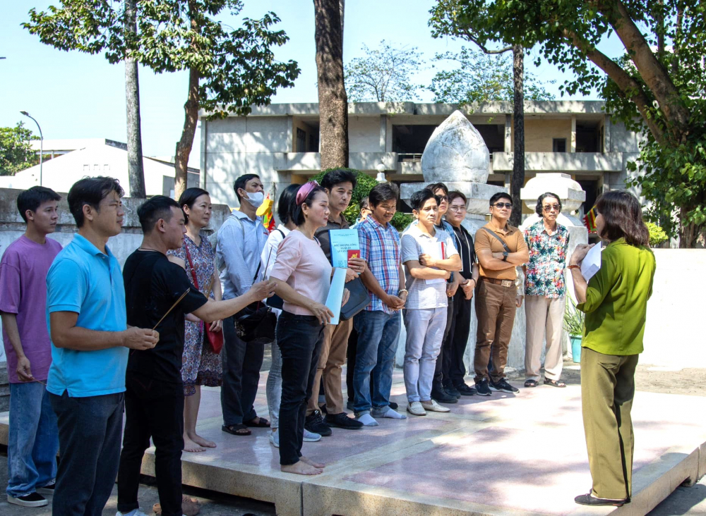 &Ecirc;-k&iacute;p vở diễn nghe thuyết minh
