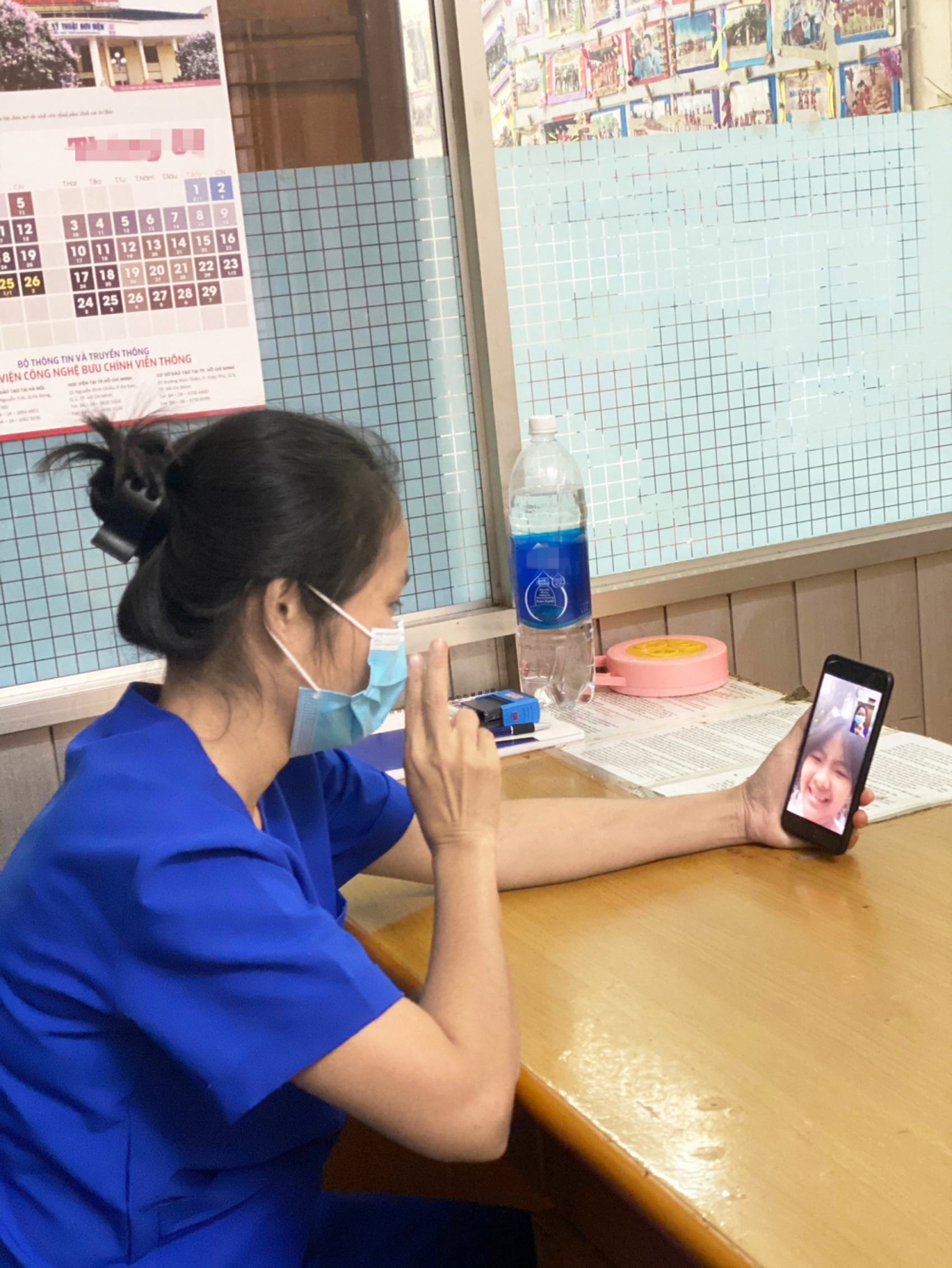 Điều dưỡng Nguyễn Ngọc Sen của Bệnh viện Da liễu TPHCM - xung phong tham gia ph&ograve;ng, chống COVID-19  v&agrave;o th&aacute;ng 6/2021 tranh thủ l&uacute;c rảnh rỗi gọi video cho con g&aacute;i - ẢNH: LAN ANH