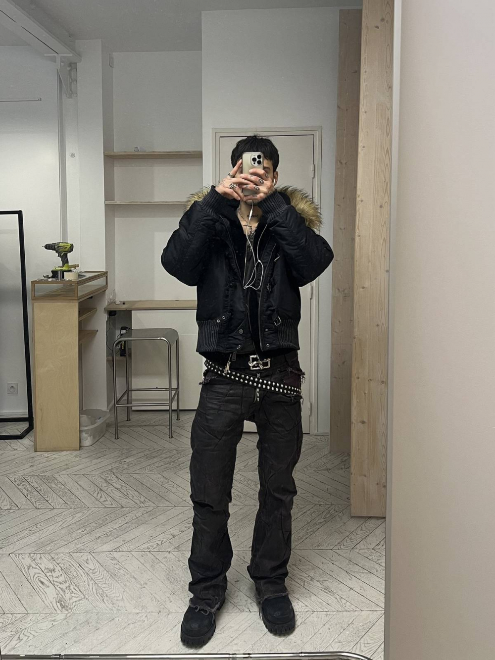 Dorian - Nếu bạn y&ecirc;u th&iacute;ch phong c&aacute;ch Street Wear, Dorian sẽ l&agrave; một lựa chọn m&agrave; bạn kh&oacute; thể bỏ qua. Điểm nhấn của Tiktoker n&agrave;y l&agrave; sự c&aacute; t&iacute;nh trong mỗi bộ trang phục v&agrave; t&iacute;nh linh hoạt của ch&uacute;ng khi c&oacute; thể kết hợp nhiều Outfits.