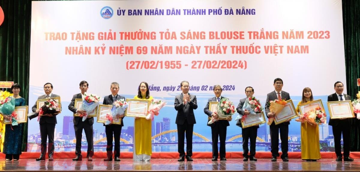 L&atilde;nh đạo TP Đ&agrave; Nẵng trao tặng giải thưởng cho c&aacute;c c&aacute; nh&acirc;n xuất sắc trong ng&agrave;nh y tế