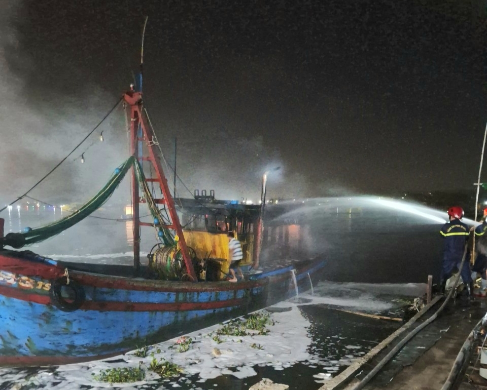 Cảnh s&aacute;t chữa ch&aacute;y tr&ecirc;n 2 t&agrave;u c&aacute;