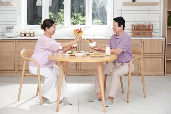 V&auml;rna Colostrum của Nutifood Thụy Điển l&agrave; d&ograve;ng sữa non được nghi&ecirc;n cứu v&agrave; ph&aacute;t triển v&igrave; sức khỏe của người trưởng th&agrave;nh Việt - Ảnh: Nutifood