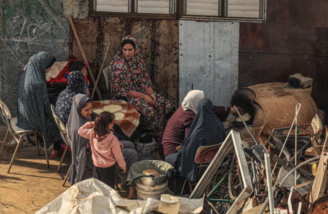 Hầu hết mọi người bị mắc kẹt ở Gaza đều đ&oacute;i, &iacute;t được tiếp cận với nước uống sạch, vệ sinh hoặc điện. Ảnh: Said Khatib/AFP/Getty Images