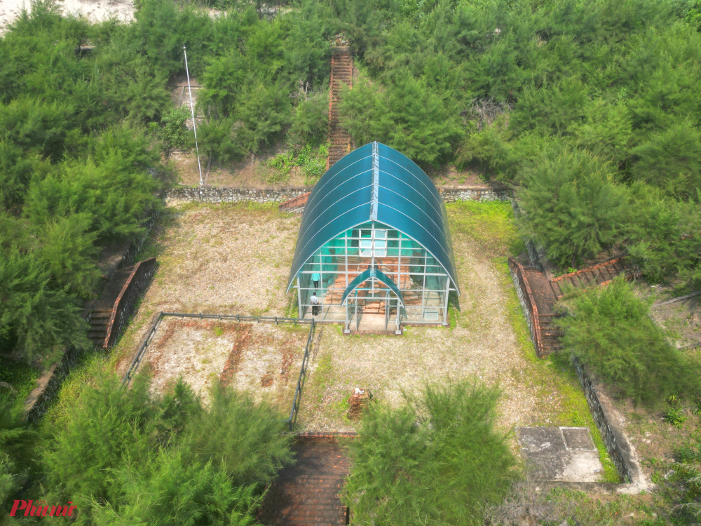 Đặc biệt đế th&aacute;p c&oacute; h&igrave;nh chữ nhật cắt g&oacute;c, cao 0,29m gồm 4 lớp gạch x&acirc;y liền kh&iacute;t tạo nền vững chắc cho th&acirc;n th&aacute;p. Ch&acirc;n th&aacute;p cao 1,25m, kể cả phần th&acirc;n v&agrave; phần v&ograve;m cửa giả với nhiều lớp trang tr&iacute; kh&aacute;c nhau. Th&acirc;n th&aacute;p cao 1,36m. L&ograve;ng th&aacute;p h&igrave;nh chữ nhật hướng Đ&ocirc;ng-T&acirc;y, d&agrave;i 3,9m, rộng 3,3m. Giữa c&oacute; bệ thờ cao 0,73m, tr&ecirc;n bệ c&oacute; Yoni bằng sa thạch.
