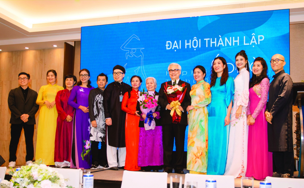 Nghệ nhân Năm Tuyền (thứ sáu từ trái qua) tại Đại hội thành lập Hiệp hội Áo dài TPHCM