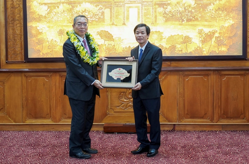 &Ocirc;ng Nguyễn Văn Phương &ndash; Chủ tịch UBND tỉnh trao tặng danh hiệu &ldquo;C&ocirc;ng d&acirc;n danh dự tỉnh Thừa Thi&ecirc;n Huế&rdquo; cho &ocirc;ng Hattori Tadashi