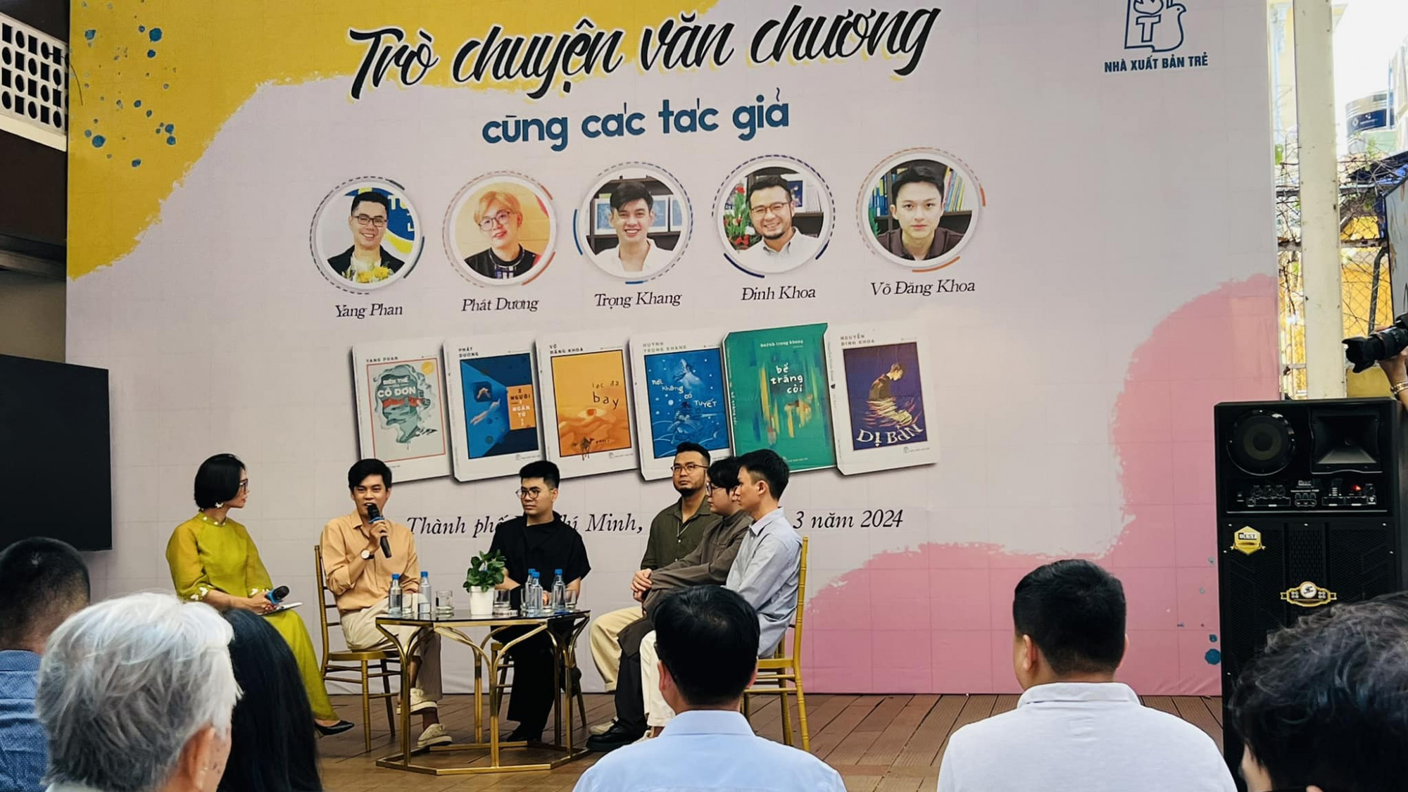 Đ&ocirc;ng đảo bạn đọc trẻ đ&atilde; đến dự buổi giao lưu c&ugrave;ng c&aacute;c nh&agrave; văn trẻ s&aacute;ng 31/3