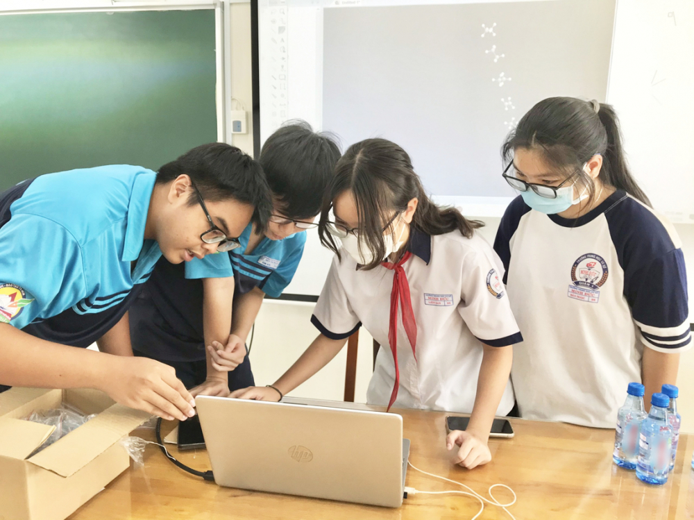 Học sinh Trường THPT B&ugrave;i Thị Xu&acirc;n (quận 3, TPHCM) t&igrave;m hiểu về phần mềm học h&oacute;a học - ẢNH: T.T.
