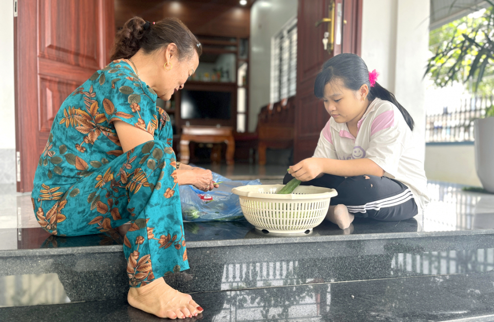 B&agrave; tranh thủ thời gian t&acirc;m sự c&ugrave;ng ch&aacute;u ngoại khi cha mẹ ch&aacute;u đang l&agrave;m ăn ở Đ&agrave;i Loan (Trung Quốc) - Ảnh: Phan Ngọc