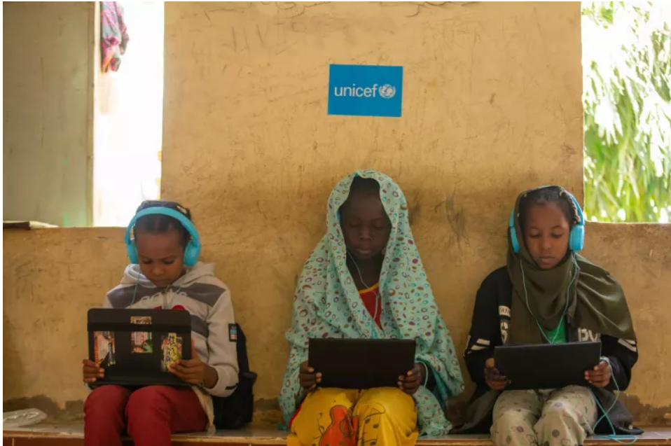 Trẻ em Sudan bị gi&aacute;n đoạn việc học nghi&ecirc;m trọng v&igrave; xung đột.