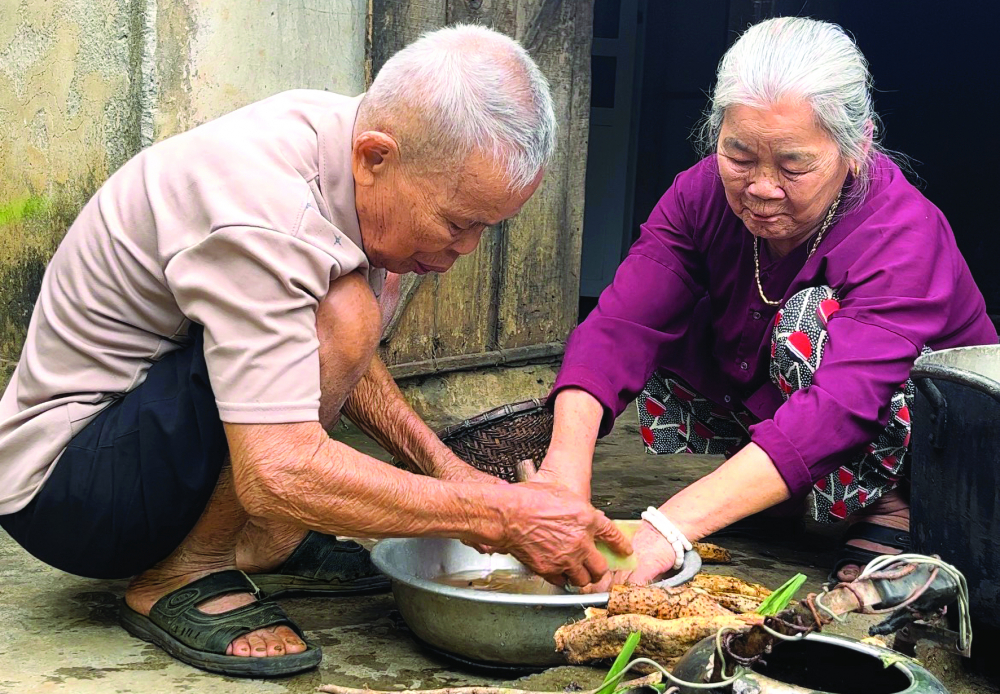 Ng&agrave;y ng&agrave;y &ocirc;ng Bảy c&ugrave;ng vợ v&agrave;o bếp. B&agrave; hỗ trợ &ocirc;ng c&aacute;c việc vặt, c&ograve;n &ocirc;ng nấu ăn - ẢNH: PHAN NGỌC