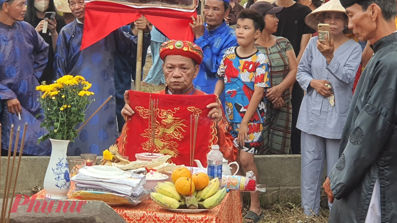D&ugrave; về sau lễ hội kh&ocirc;ng c&ograve;n được tổ chức thường xuy&ecirc;n như trước, nhưng đ&igrave;nh Thần N&ocirc;ng lu&ocirc;n được nh&acirc;n d&acirc;n l&agrave;ng Phong Lệ tổ chức lễ b&aacute;i, thờ c&uacute;ng, xứng đ&aacute;ng l&agrave; nơi t&ocirc;n nghi&ecirc;m, l&agrave; di t&iacute;ch đặc biệt của l&agrave;ng. Ng&agrave;y rằm, m&ugrave;ng một h&agrave;ng th&aacute;ng đều cử người dọn dẹp, hương kh&oacute;i chu đ&aacute;o. V&agrave;o m&ugrave;ng 01 th&aacute;ng 4 &Acirc;m lịch hằng năm tổ chức lễ c&uacute;ng đ&igrave;nh v&agrave; c&uacute;ng Cồn Thần.
