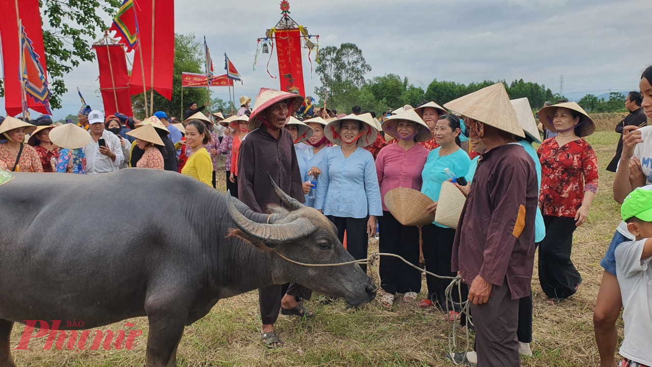 Trước đ&acirc;y lễ vật c&uacute;ng Đ&igrave;nh l&agrave; do nh&acirc;n d&acirc;n đ&oacute;ng g&oacute;p. Trẻ chăn tr&acirc;u l&agrave; nh&acirc;n vật chủ chốt của lễ c&uacute;ng Đ&igrave;nh v&agrave; Cồn Thần. Từ việc thu gom vật phẩm trong l&agrave;ng, đến nấu nướng, mua sắm dọn lễ... đều do trẻ chăn tr&acirc;u trong l&agrave;ng đảm tr&aacute;ch. C&aacute;c chức sắc cao ni&ecirc;n trong l&agrave;ng chỉ đạo văn tế lễ. Sau lễ c&uacute;ng tổ chức dọn tiệc ngay tại đ&igrave;nh. To&agrave;n bộ trẻ chăn tr&acirc;u v&agrave; c&aacute;c vị chức sắc cao ni&ecirc;n trong l&agrave;ng ngồi dự b&igrave;nh đẳng với nhau, kh&ocirc;ng ph&acirc;n biệt chủ tớ, sang h&egrave;n.