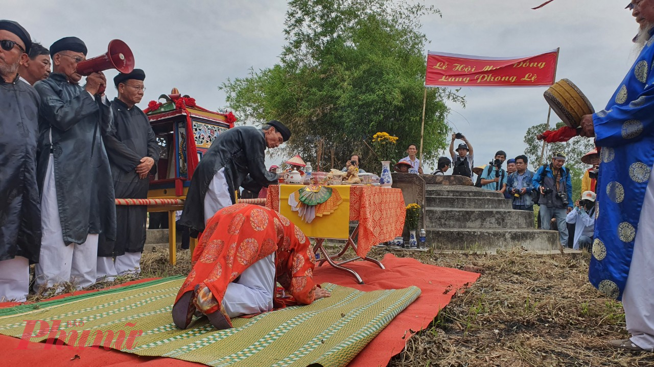 C&aacute;c nghi thức trong lễ hội gồm c&oacute; 03 phần lễ, 01 phần hội đ&oacute; l&agrave; rước Thần N&ocirc;ng từ Cồn Thần về đ&igrave;nh Thần N&ocirc;ng; tiếp theo l&agrave; lễ an vị thần, c&aacute;c chư ph&aacute;i tộc thay nhau v&agrave;o Đ&igrave;nh d&acirc;ng hương, đảnh lễ thần. Sau c&ugrave;ng l&agrave; lễ rước Thần N&ocirc;ng dạo đồng Phong Lệ được tiến h&agrave;nh suốt cả một ng&agrave;y, nhưng đ&ocirc;ng vui hơn cả l&agrave; v&agrave;o ban đ&ecirc;m.