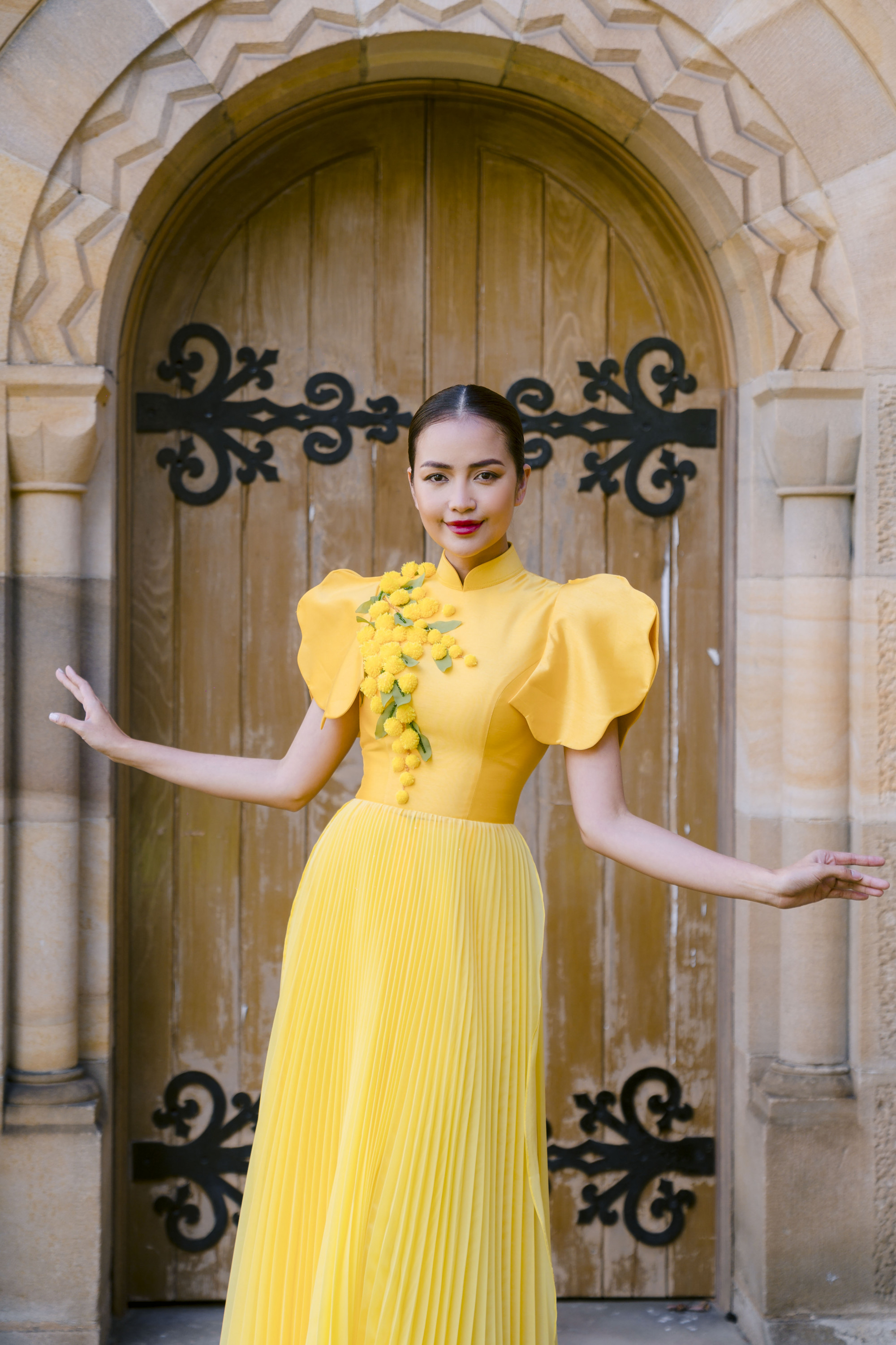 Hoa hậu Ngọc Ch&acirc;u diện &aacute;o d&agrave;i của lo&agrave;i hoa golden wattle (keo hoa v&agrave;ng) được xem l&agrave; quốc hoa của nước &Uacute;c