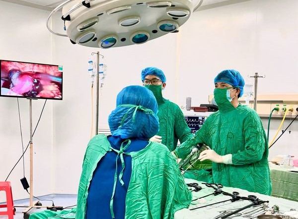 C&aacute;c b&aacute;c sĩ phẫu thuật cứu thai phụ v&agrave; thai nhi 7 tuần tuổi trong tử cung