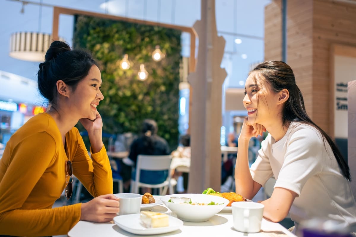 N&oacute;i với nhau những chuyện vui vẻ, thay v&igrave; than v&atilde;n (ảnh minh họa)