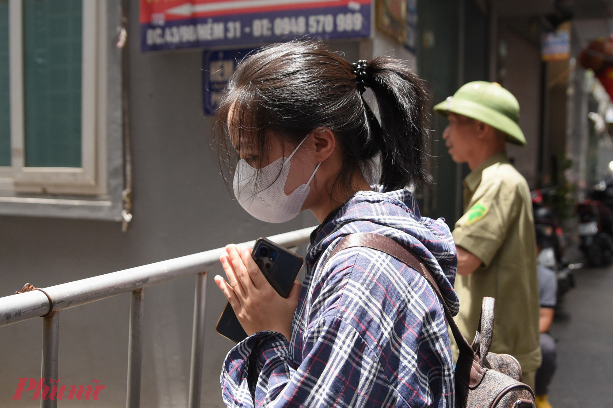 C&ocirc; sinh vi&ecirc;n trẻ Đỗ Thu Hiền v&aacute;i vọng ph&iacute;a ngo&agrave;i do lực lượng chức năng vẫn đang phong tỏe, hạn chế người ra v&agrave;o khu vực.