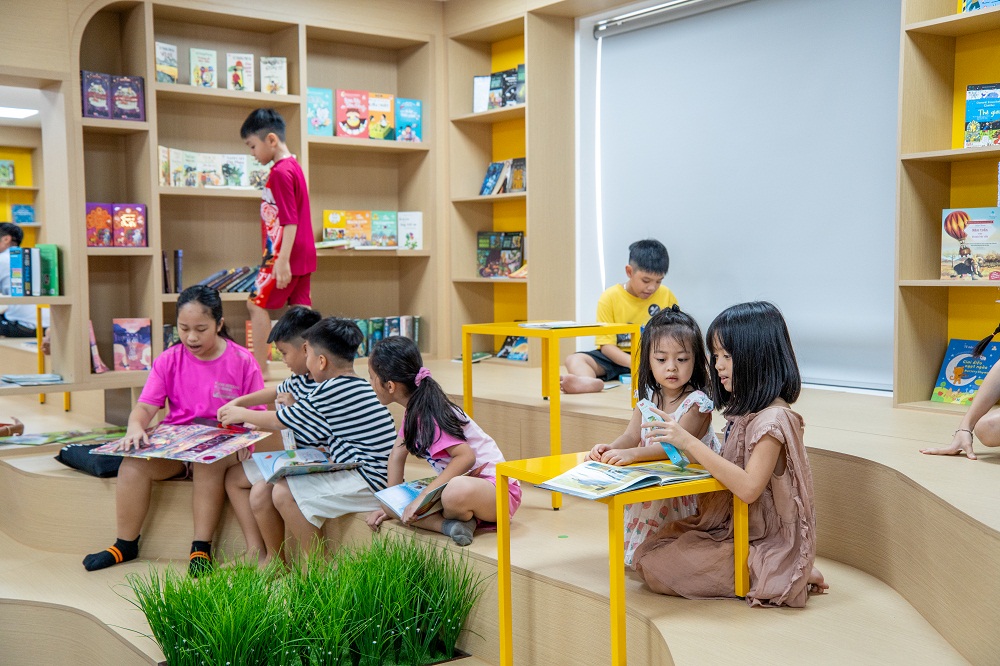 C&aacute;c em học sinh tham quan v&agrave; đọc s&aacute;ch tại thư viện Trường INschool Bến C&aacute;t - Ảnh: Kim Oanh Group