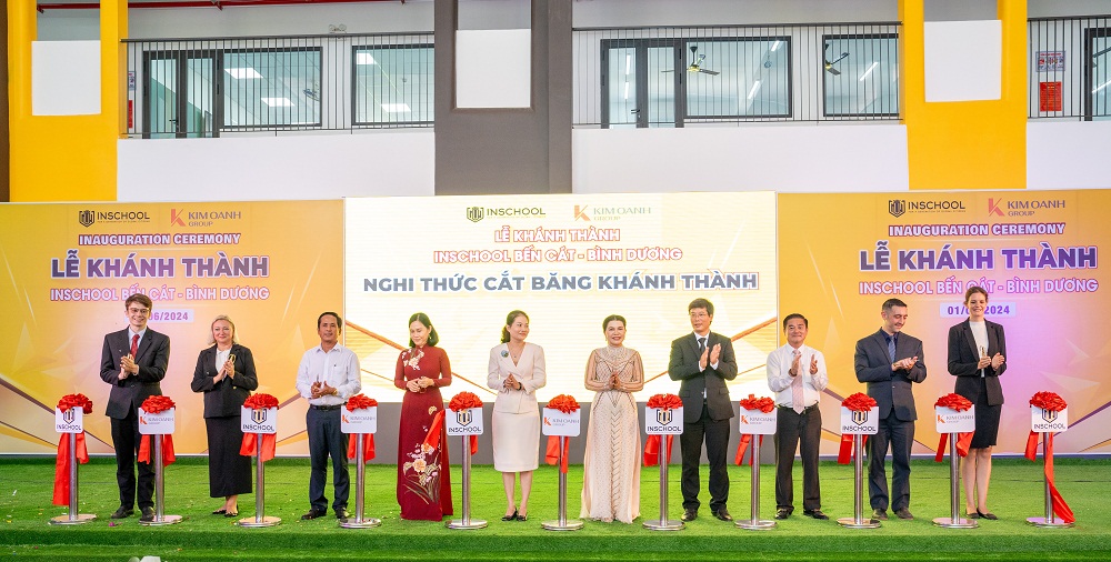 C&aacute;c đại biểu cắt băng kh&aacute;nh th&agrave;nh Trường INschool Bến C&aacute;t - Ảnh: Kim Oanh Group