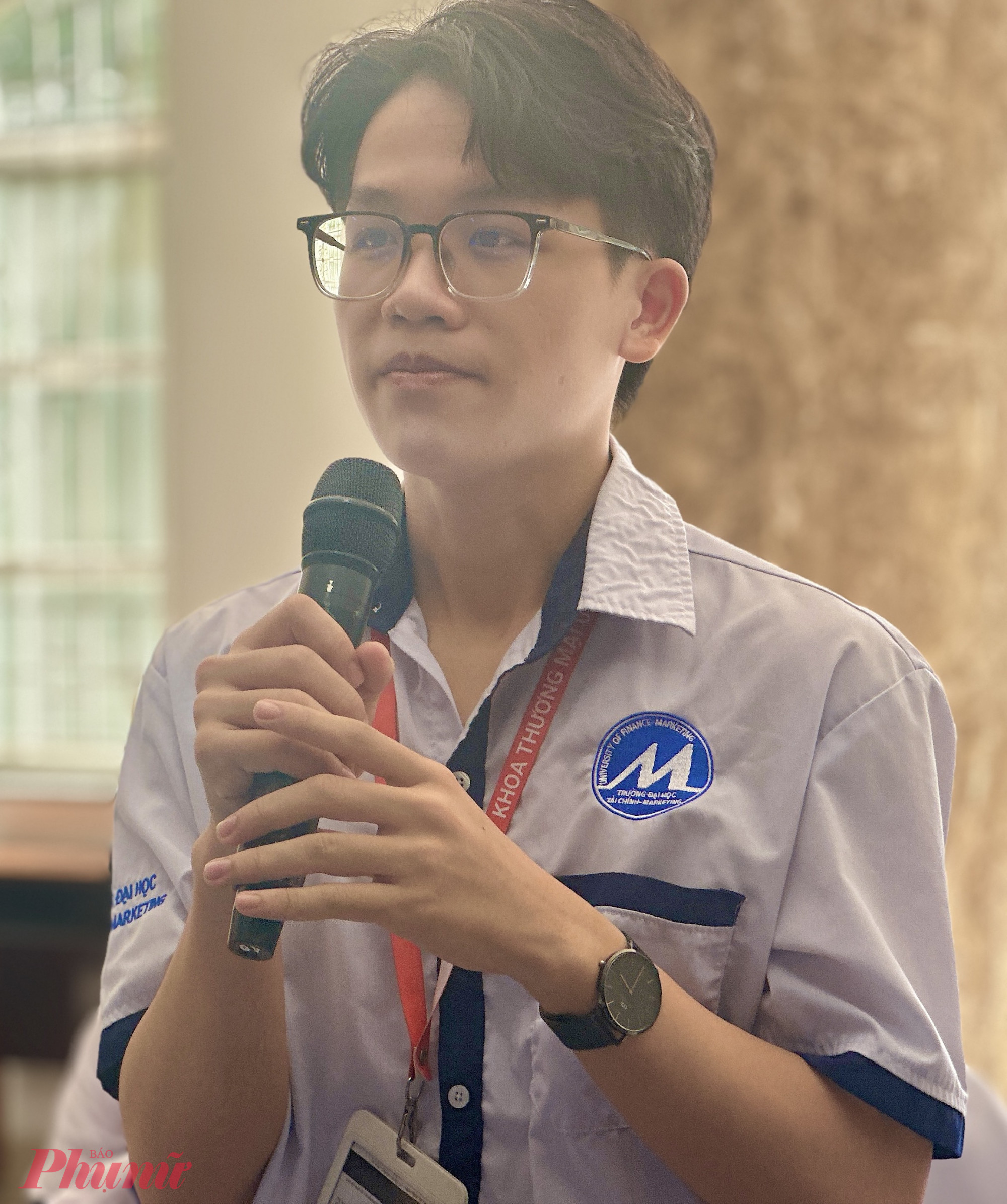 Sinh vi&ecirc;n Trường đại học T&agrave;i ch&iacute;nh -Marketing đặt c&acirc;u hỏi về vấn đề tuyển dụng với c&aacute;c doanh nghiệp - Ảnh: Nguyễn L