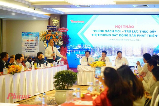 Nhiều chuy&ecirc;n gia cho rằng thị trường bất động sản sẽ được khơi th&ocirc;ng nguồn lực khi c&aacute;c ch&iacute;nh s&aacute;ch ph&aacute;p luật mới c&oacute; hiệu lực.