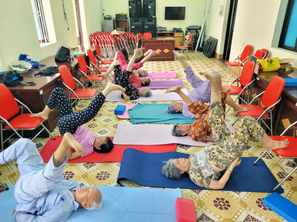 Giờ học yoga của c&aacute;c cụ gi&agrave; ở trung t&acirc;m dưỡng l&atilde;o Thị Ngh&egrave; (TPHCM) - ẢNH: THU L&Ecirc;
