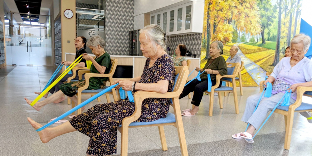 C&aacute;c cụ tập luyện b&agrave;i thể dục với d&acirc;y thun tại trung t&acirc;m dưỡng l&atilde;o Nh&acirc;n &Aacute;i - ẢNH: M.T.