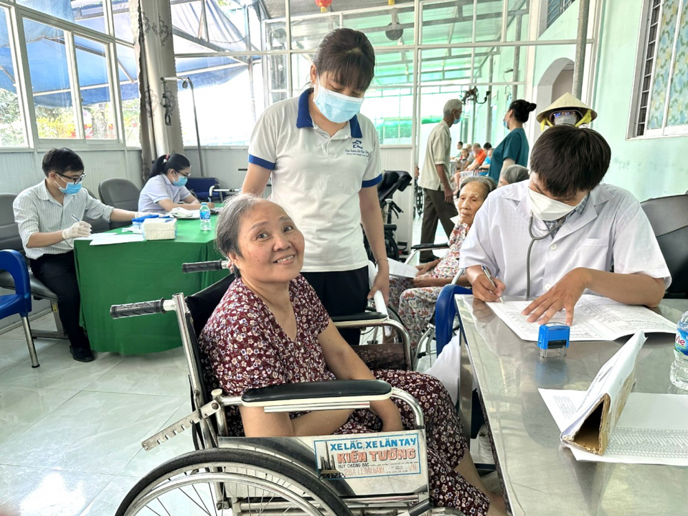 C&aacute;c cụ gi&agrave; ở viện dưỡng l&atilde;o Thị Ngh&egrave; được chăm s&oacute;c sức khỏe hằng ng&agrave;y - ẢNH: B.N.