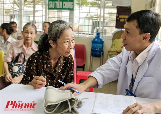Người d&acirc;n đến kh&aacute;m bệnh tại  Trạm Y tế phường 13 (quận B&igrave;nh Thạnh, TPHCM)