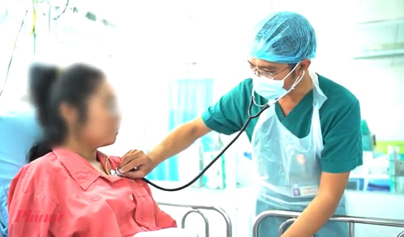 B&aacute;c sĩ Bệnh viện Chợ Rẫy thăm kh&aacute;m lại cho chị N.