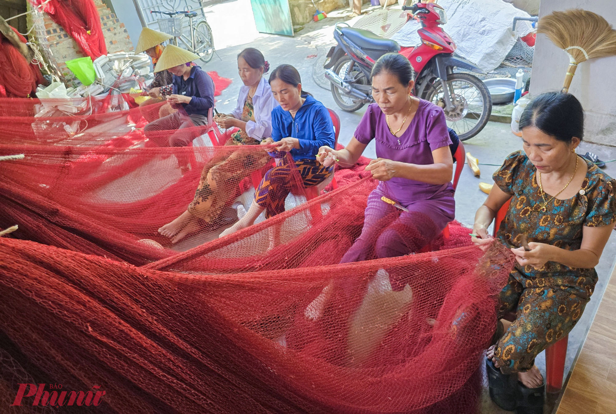 Theo chị Thanh, một bộ lưới đ&aacute;nh bắt c&aacute; t&ugrave;y loại, c&oacute; khi c&oacute; gi&aacute; trị tiền tỉ. Sau mỗi chuyến ra khơi, lưới đ&aacute;nh c&aacute; &iacute;t nhiều đều bị hư hỏng, đứt g&atilde;y c&aacute;c mắt lưới n&ecirc;n cần phải sửa, v&aacute; lại để những chuyến ra khơi tiếp theo đạt được hiệu quả tốt nhất. Gi&aacute; v&aacute; một bộ lưới cũng t&ugrave;y thuộc v&agrave;o mức độ hư hỏng.