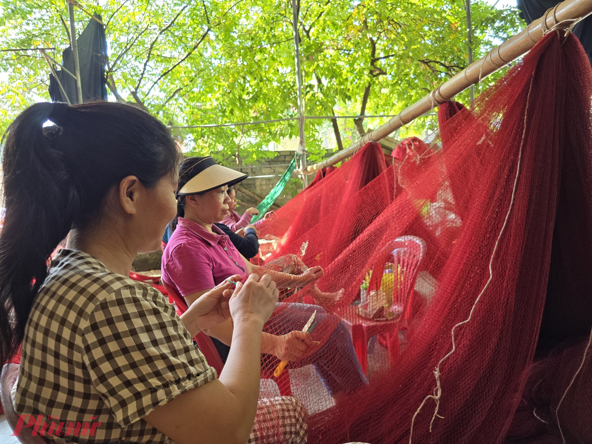 Hơn 30 năm b&oacute; với c&ocirc;ng việc đan lưới, từ chỗ l&agrave; thợ đan thu&ecirc;, đến nay chị Trần Thị Oanh đ&atilde; trở th&agrave;nh b&agrave; chủ cơ sở v&aacute; lưới v&acirc;y lớn của x&atilde; Quỳnh Long. Hiện cơ sở của chị c&oacute; 20 chị em trong x&oacute;m tham gia l&agrave;m nghề. C&ocirc;ng việc chủ yếu tập trung từ th&aacute;ng 3-10, thời điểm t&agrave;u thuyền ra khơi nhiều.