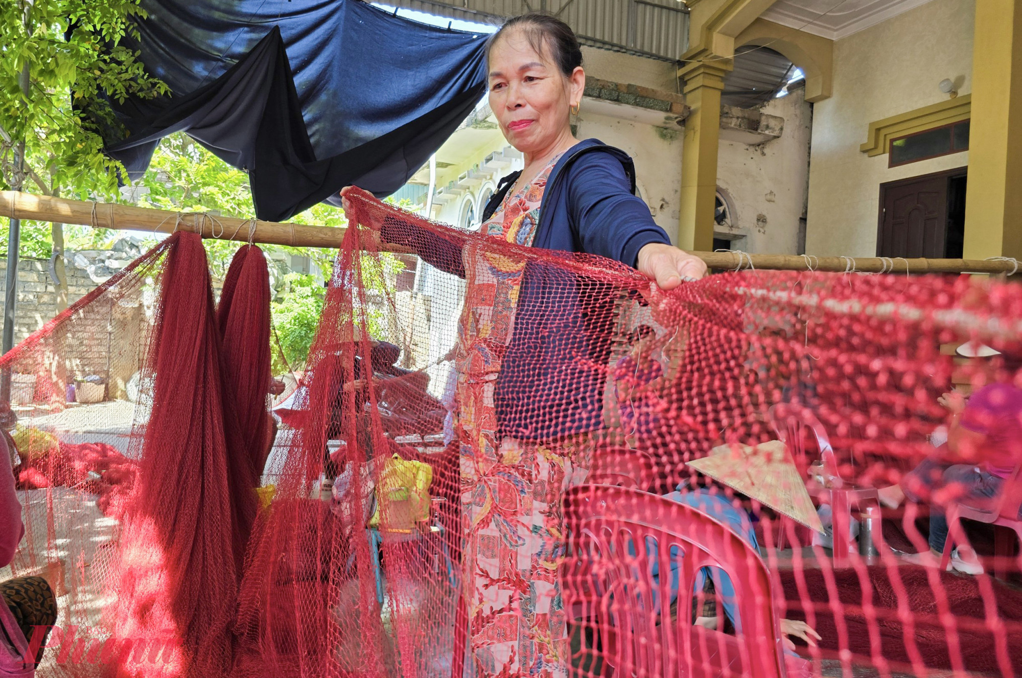Nghề v&aacute; lưới thu h&uacute;t lao động chủ yếu l&agrave; nữ, ở mọi lứa tuổi, từ học sinh đến c&aacute;c cụ gi&agrave; tr&ecirc;n 70 tuổi. &ldquo;Một tiếng được trả c&ocirc;ng 10.000 đồng, nếu chăm chỉ th&igrave; th&aacute;ng cũng kiếm được 2,5-3 triệu đồng. Thu nhập kh&ocirc;ng cao nhưng tiện c&aacute;i l&agrave; m&igrave;nh th&iacute;ch l&agrave;m l&uacute;c n&agrave;o cũng được. S&aacute;ng sớm lo cơm nước cho con ch&aacute;u đi học xong rồi tới v&aacute; lưới, tầm trưa ra đ&oacute;n ch&aacute;u về rồi nấu ăn lu&ocirc;n&rdquo; - b&agrave; Huyền n&oacute;i.