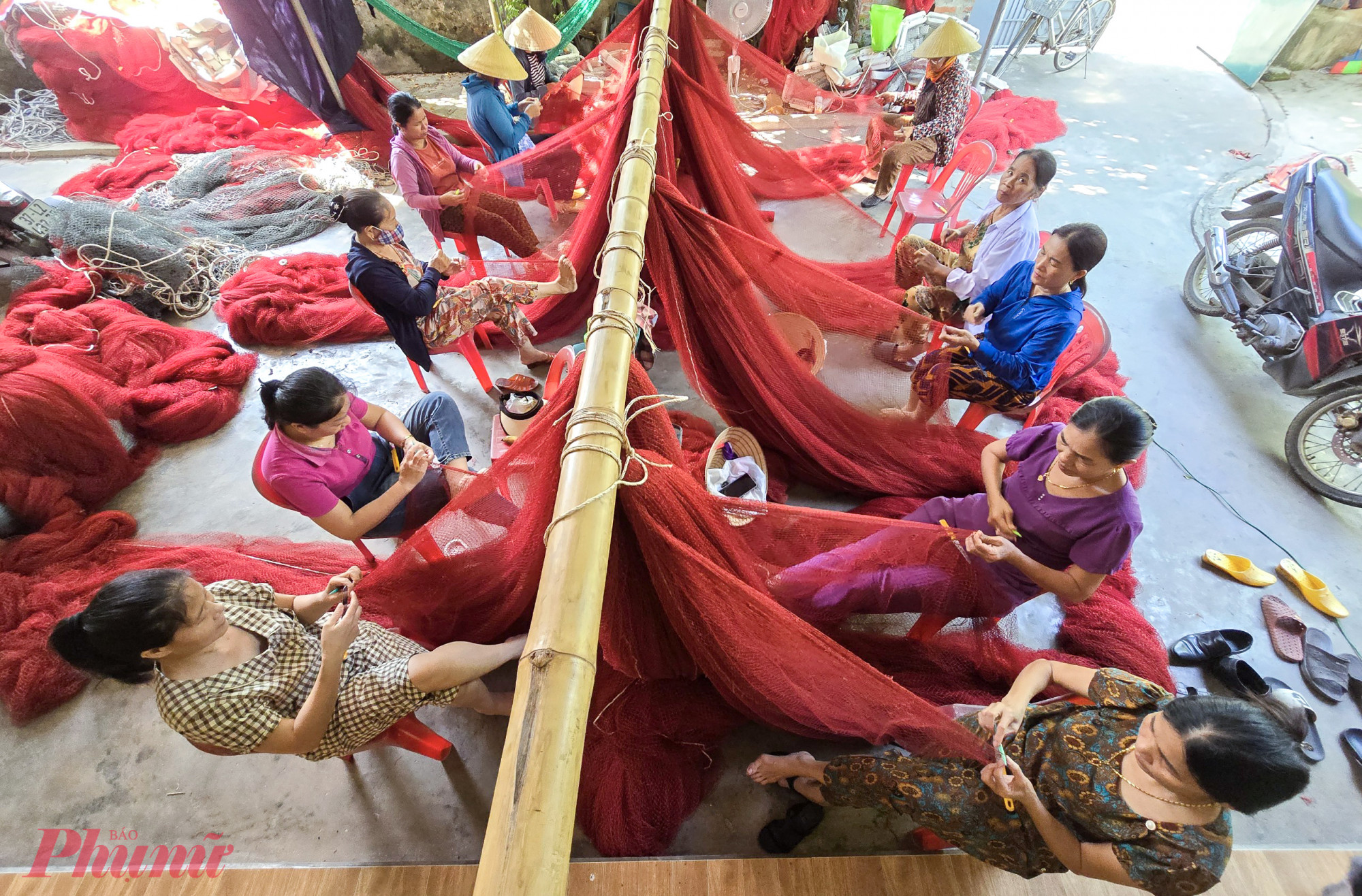 Quỳnh Long (huyện Quỳnh Lưu, tỉnh Nghệ An) l&agrave; x&atilde; ven biển, người d&acirc;n sống chủ yếu dựa v&agrave;o đ&aacute;nh bắt hải sản. Đ&agrave;n &ocirc;ng ra khơi, phụ nữ chủ yếu l&agrave;m c&aacute;c c&ocirc;ng việc hậu cần của nghề c&aacute; tr&ecirc;n bờ. Quỳnh Long c&oacute; h&agrave;ng trăm thuyền đ&aacute;nh c&aacute;, chiếm 1/3 trong tổng số 1.200 thuyền đ&aacute;nh c&aacute; ở huyện Quỳnh Lưu. Nhờ vậy, nghề v&aacute; lưới đ&aacute;nh c&aacute; cũng ph&aacute;t triển mạnh, tạo nhiều việc l&agrave;m cho phụ nữ x&atilde; v&ugrave;ng biển n&agrave;y.
