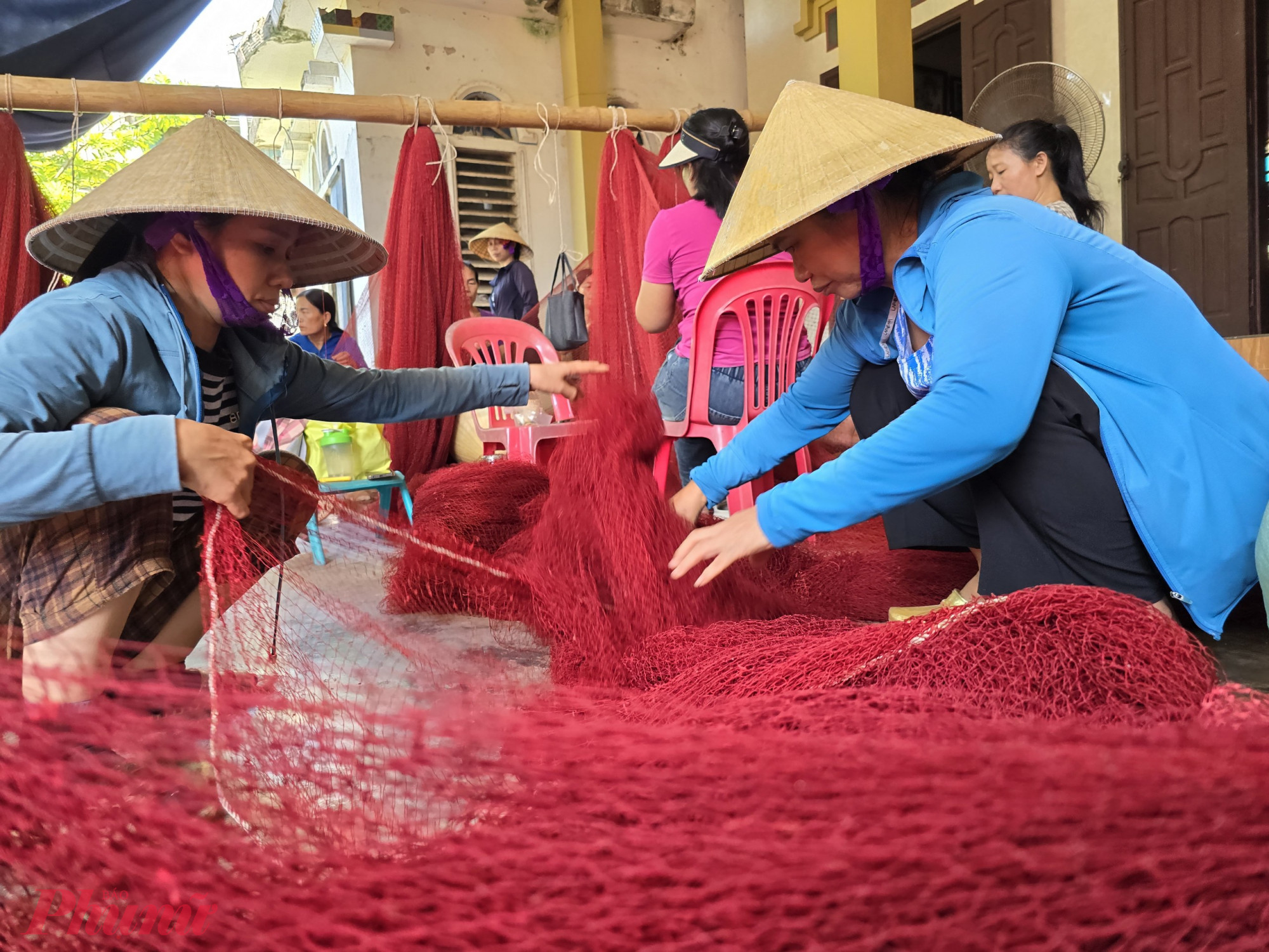 Sau khi sửa chữa xong những đoạn lưới bị r&aacute;ch, chị em c&ograve;n phải cẩn thận kiểm tra lại một lần nữa trước khi giao lại lưới cho chủ t&agrave;u c&aacute;.