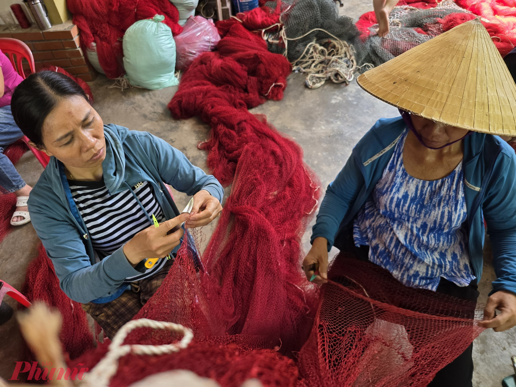 &ldquo;Nếu như trước đ&acirc;y việc l&agrave;m kh&ocirc;ng hết, nhiều khi chị em c&ograve;n phải tranh thủ l&agrave;m đ&ecirc;m cho kịp th&igrave; giờ th&aacute;ng ch&uacute;ng t&ocirc;i cũng chỉ l&agrave;m khoảng 20 ng&agrave;y th&ocirc;i&rdquo; - b&agrave; Thanh n&oacute;i.
