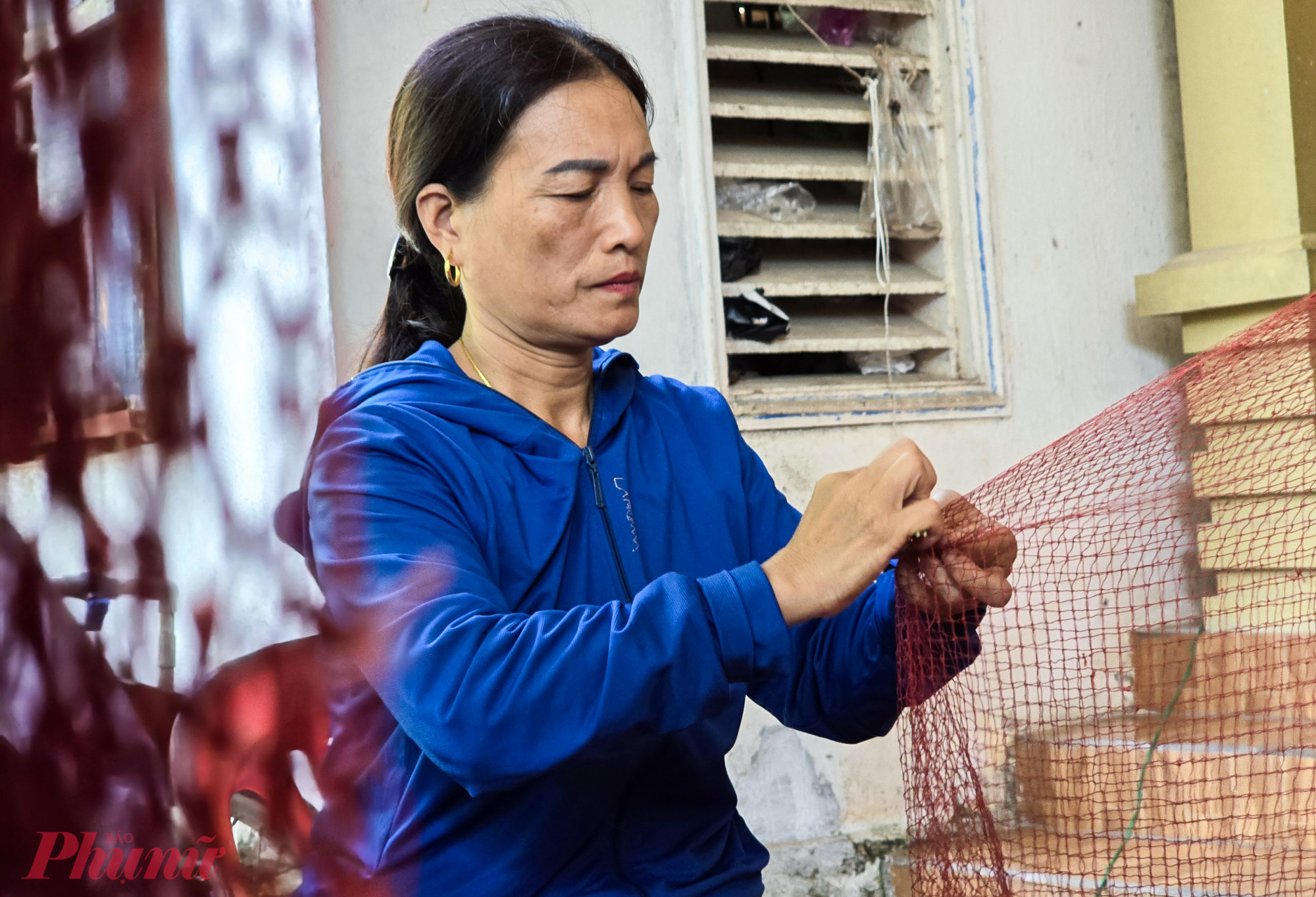 Những năm gần đ&acirc;y, nghề đ&aacute;nh bắt c&aacute; suy giảm mạnh do sản lượng khai th&aacute;c bấp b&ecirc;nh, nhiều ngư d&acirc;n bỏ nghề biển đi xuất khẩu lao động&hellip; khiến c&ocirc;ng việc của nhiều tổ nghề v&aacute; lưới ở Quỳnh Long cũng bị ảnh hưởng theo. 