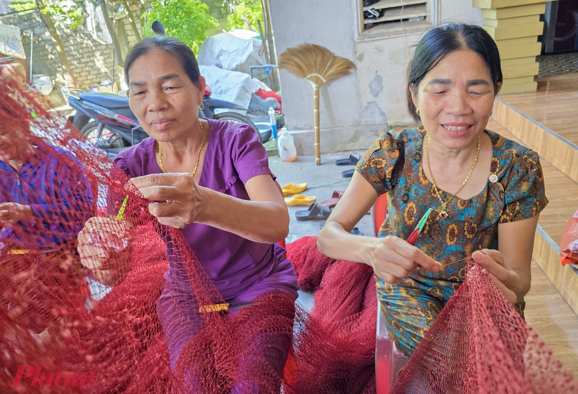 B&agrave; Vũ Thị Huyền (53 tuổi, tr&uacute; x&oacute;m Đại T&acirc;n, x&atilde; Quỳnh Long) cho biết, nghề v&aacute; lưới ở x&atilde; Quỳnh Long được duy tr&igrave; từ đời n&agrave;y sang đời kh&aacute;c, gần như đ&atilde; trở th&agrave;nh truyền thống, vừa tạo việc l&agrave;m cho nhiều lao động, vừa l&agrave; n&eacute;t đẹp văn h&oacute;a đặc trưng của x&atilde; v&ugrave;ng biển. 